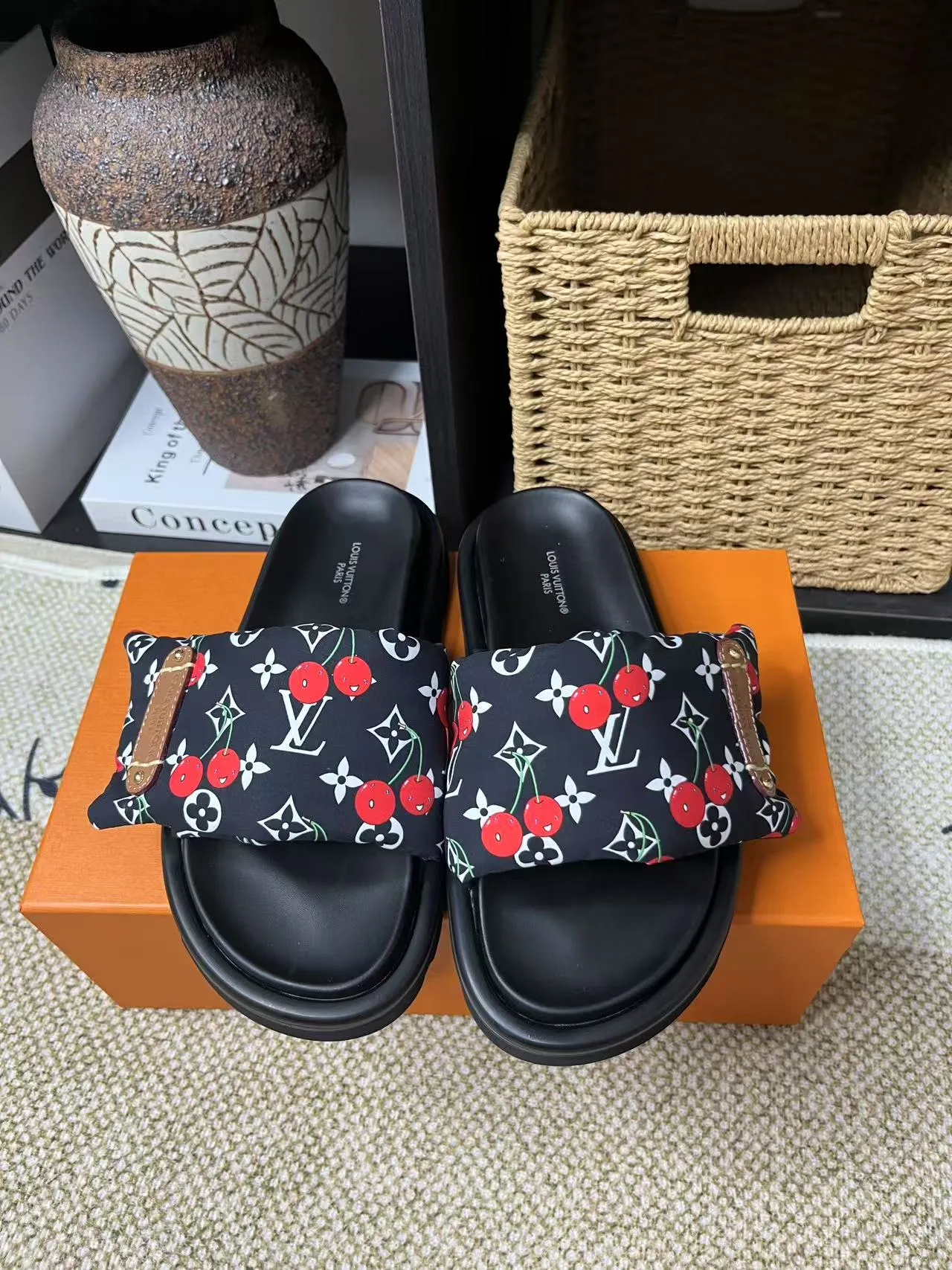 P340 yuan LV Louis Vuitton Full of high-end feel! A popular model among bloggers at home and abroad, it’s retro and fashionable, and looks stunning on your feet! Mainly recommended model on the official website★ ━━━━━ ЅᏇєєt ━━━━━ ▪️Upper: original calfskin ➕5D printing process ▪️Inner: imported mixed sheepskin ▪️Outsole: original molded foam outsole ▪️Size: Female 35-40 Men's 39-44 (women's 41 men's 45)
